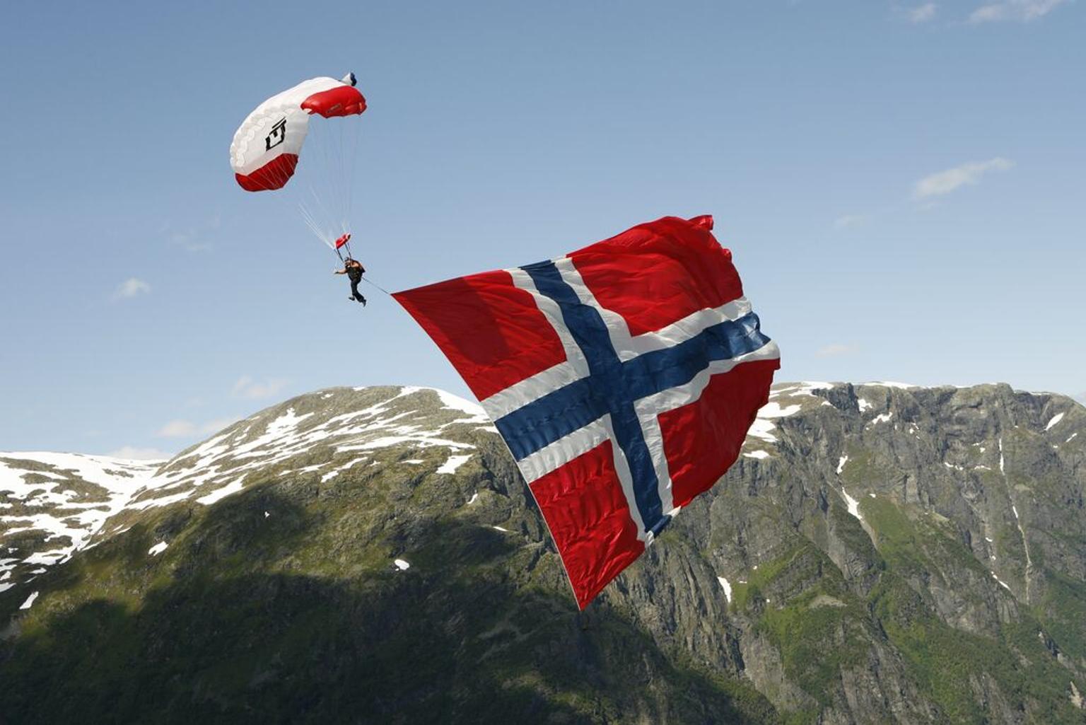 Paragliding with the Norwegian flag in Voss